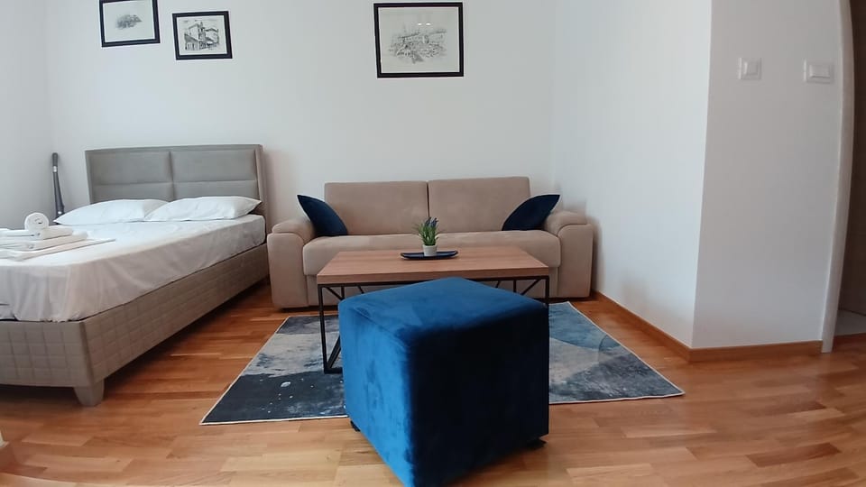 Bed, Seating area