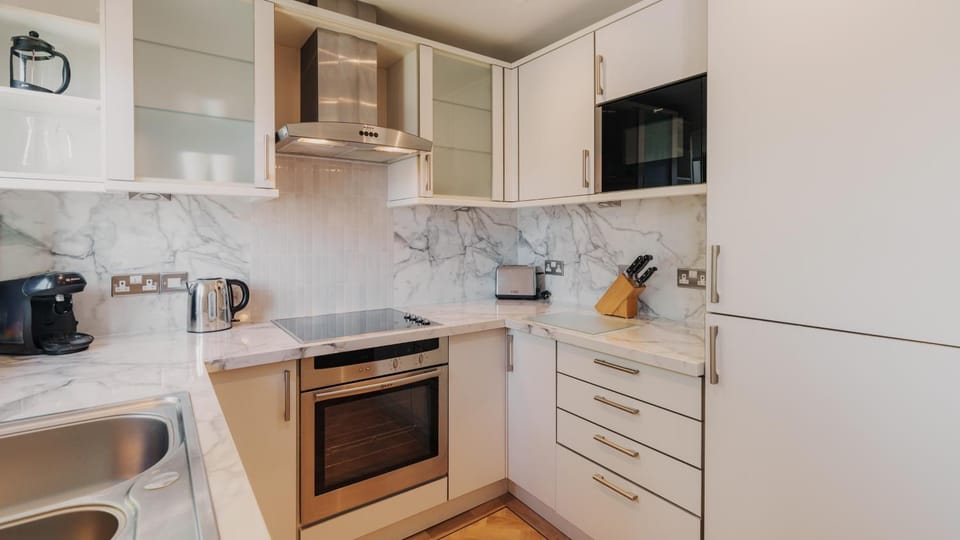 Coffee/tea facilities, Kitchen or kitchenette, dishwasher, oven, pet friendly, stove, kitchen