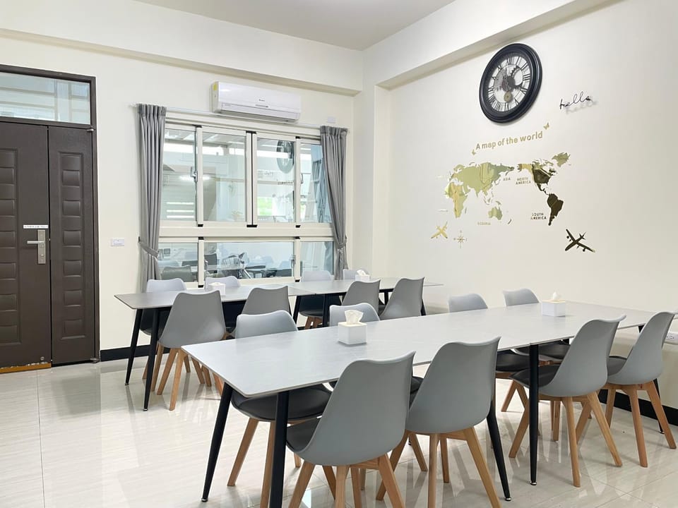 Restaurant/places to eat, Communal lounge/ TV room, Living room, Seating area, Dining area