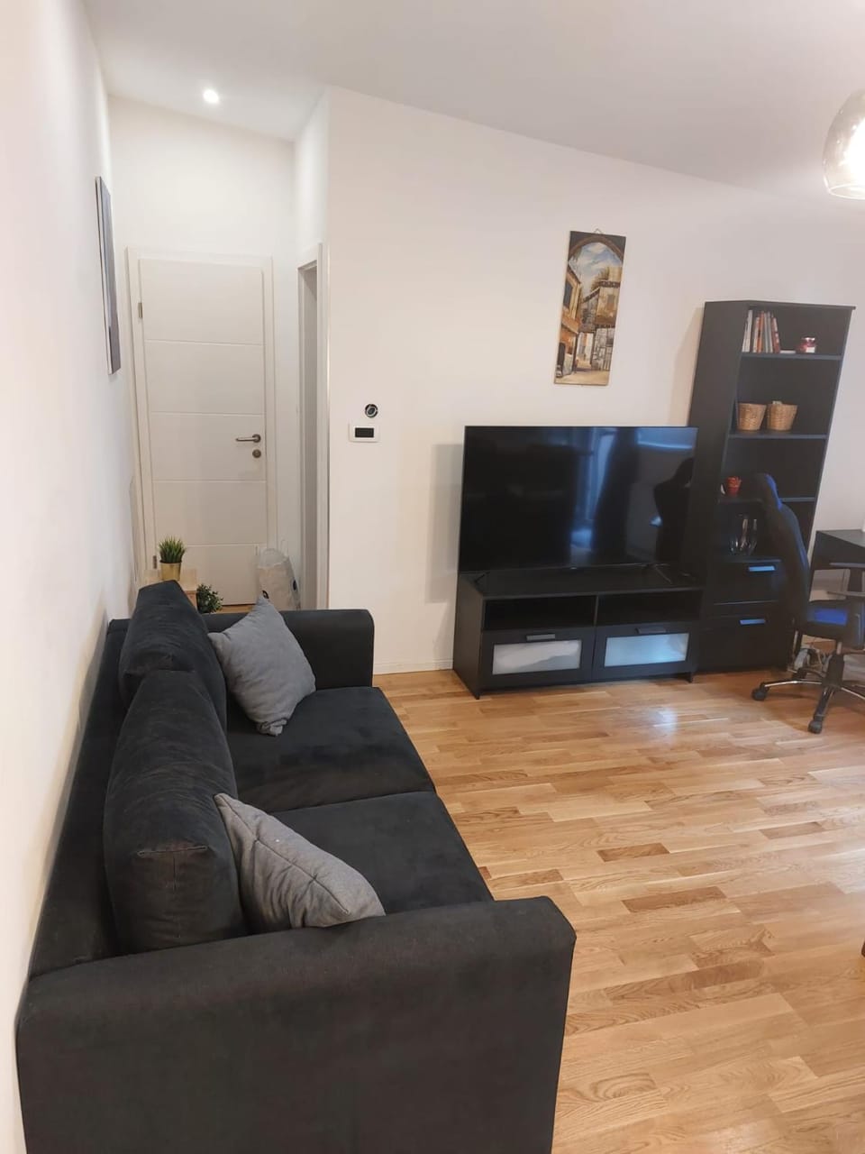 TV and multimedia, Living room, Seating area, Evening entertainment