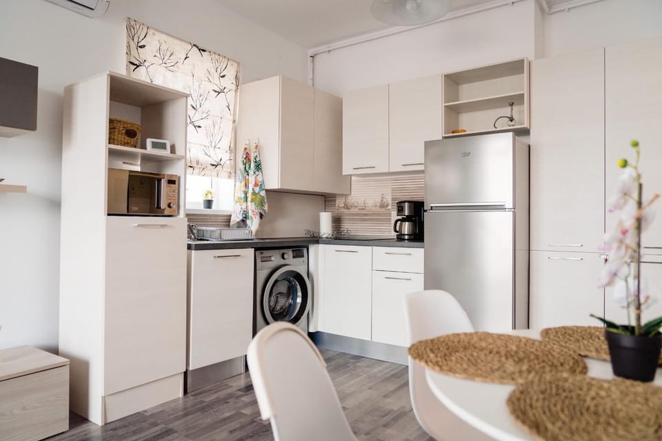 Coffee/tea facilities, Kitchen or kitchenette, Dining area, oven, washing machine