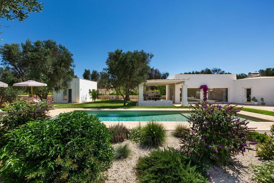 Swimming pool, sunbed