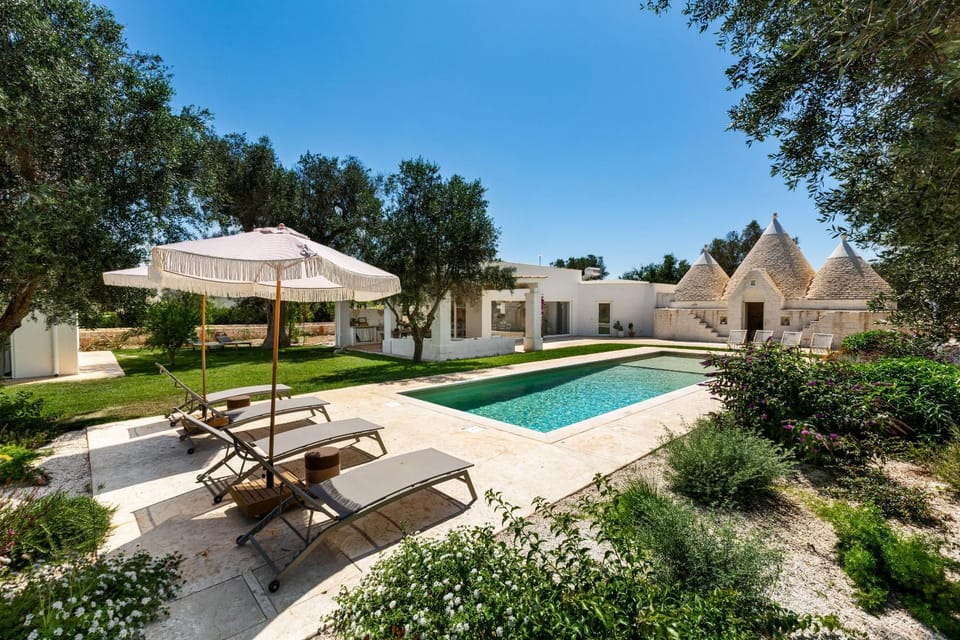 Swimming pool, sunbed