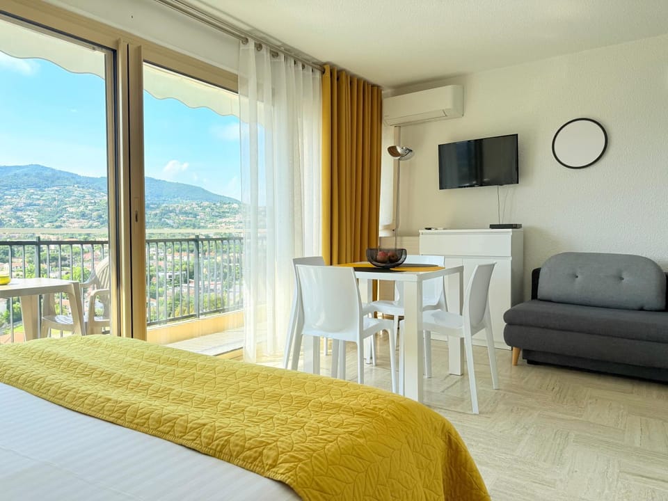 My Resid Appart Cannes Marina Montagne vue Apartment in Mandelieu-La Napoule