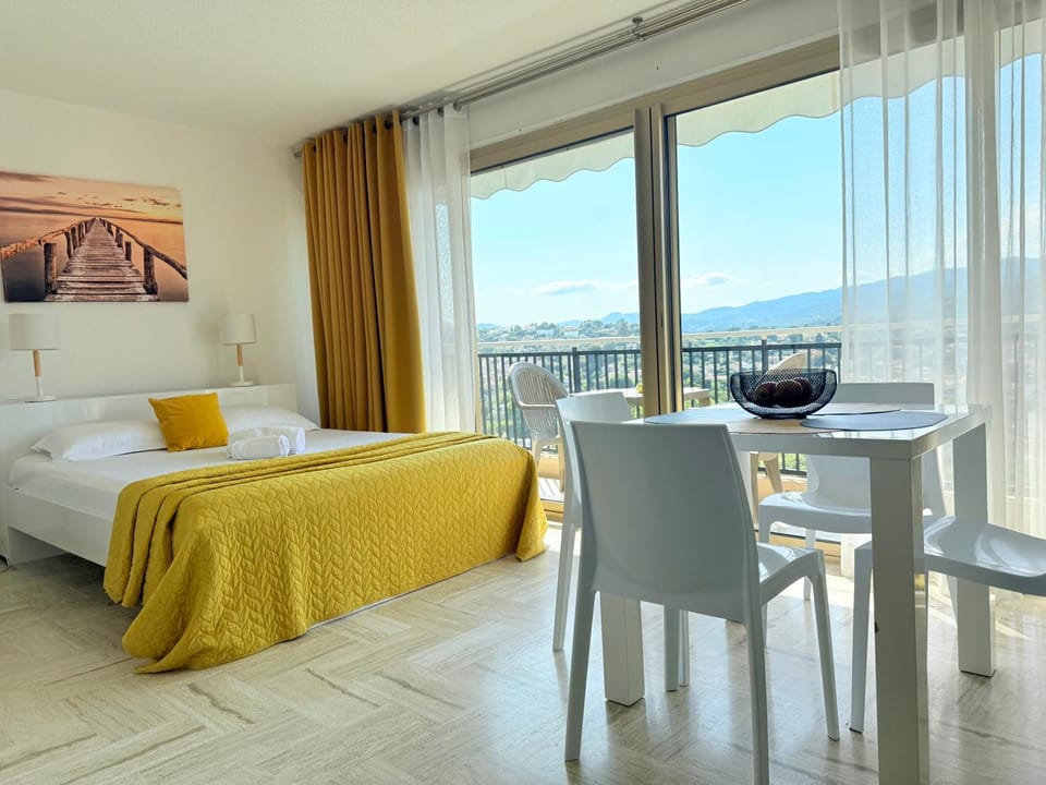 My Resid Appart Cannes Marina Montagne vue Apartment in Mandelieu-La Napoule