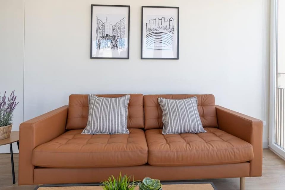 TV and multimedia, Living room, Seating area, air conditioner