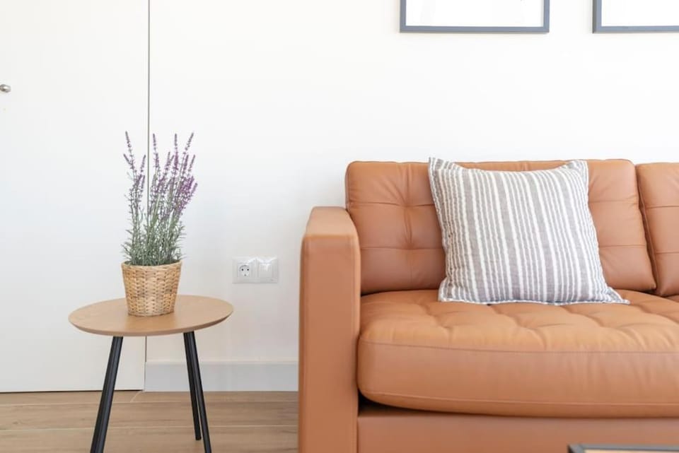 TV and multimedia, Living room, Decorative detail, Seating area, air conditioner