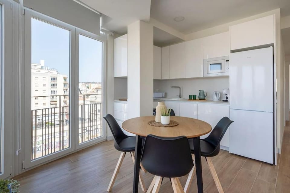 Coffee/tea facilities, Kitchen or kitchenette, Dining area, microwave, oven, stove, toaster, air conditioner