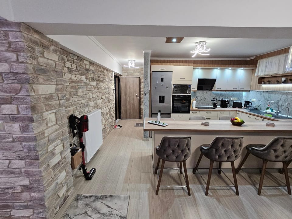 Kitchen or kitchenette, Dining area, minibar, oven, stove, toaster