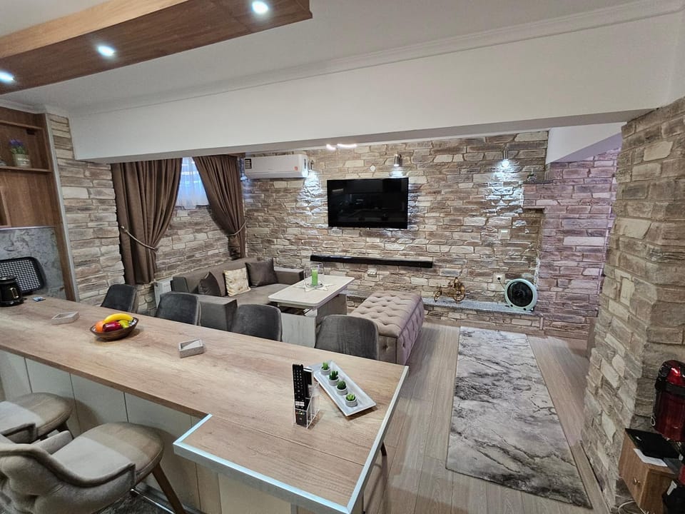 TV and multimedia, Kitchen or kitchenette, Living room, Seating area, Evening entertainment