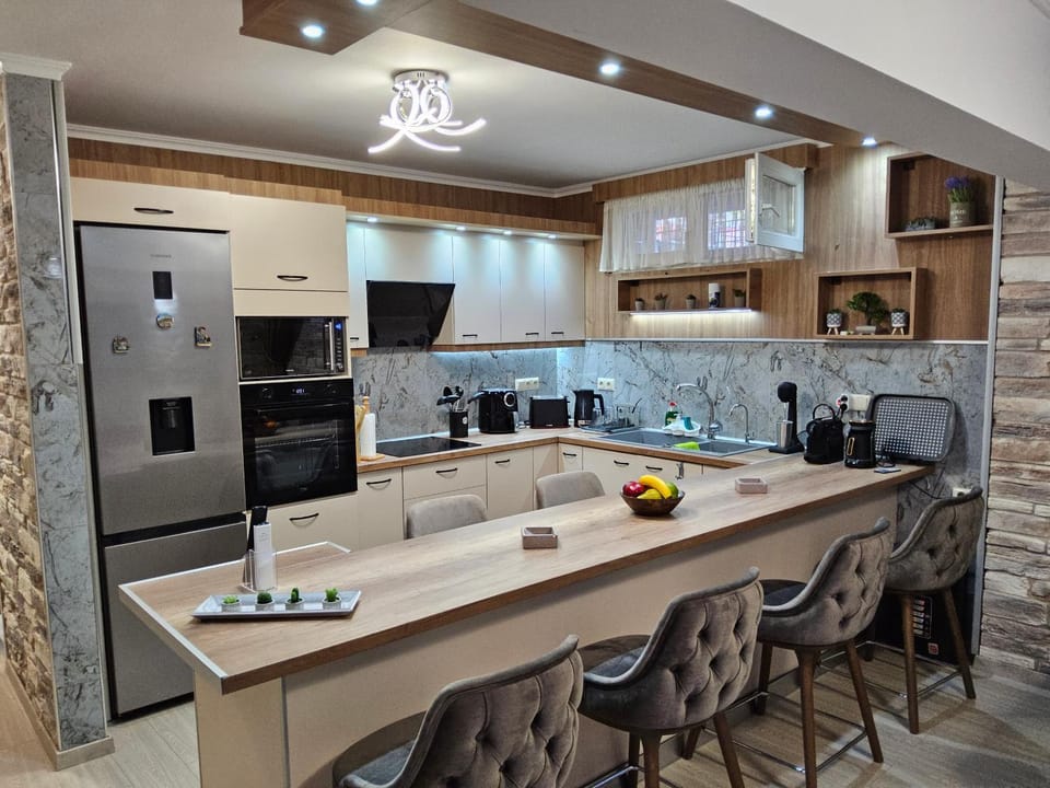 Kitchen or kitchenette, Dining area, minibar, oven, stove