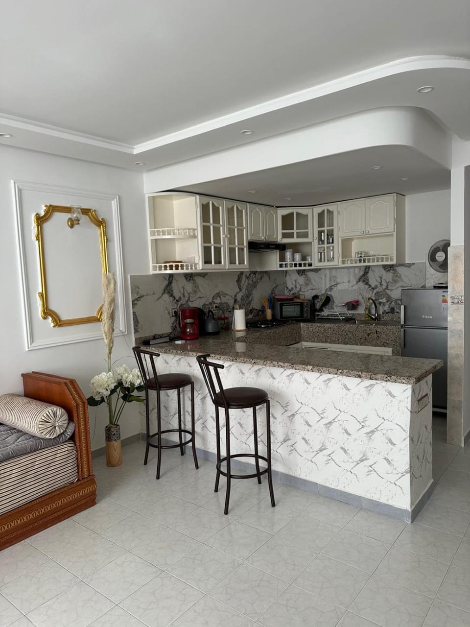 Kitchen or kitchenette, Dining area