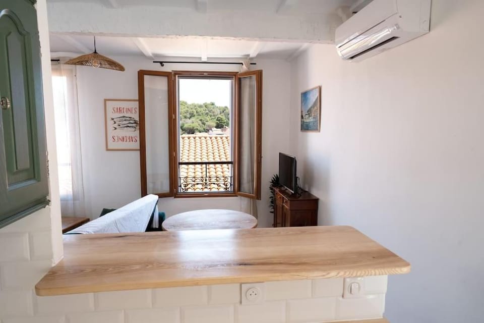 Dining area, air conditioner