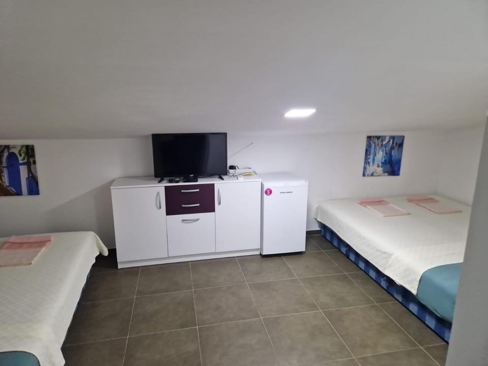 Bed, TV and multimedia, Photo of the whole room, Bedroom