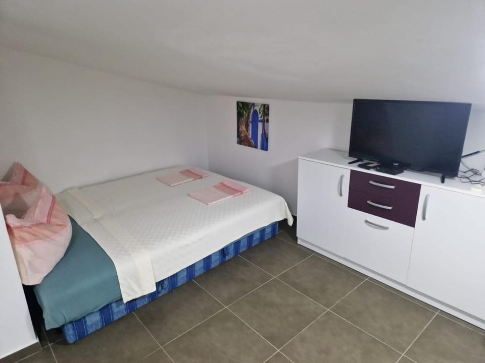 Bed, TV and multimedia, Photo of the whole room, Bedroom