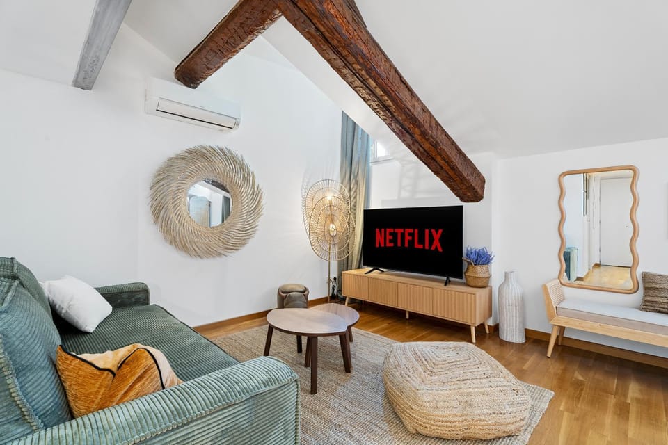 Bed, TV and multimedia, Living room