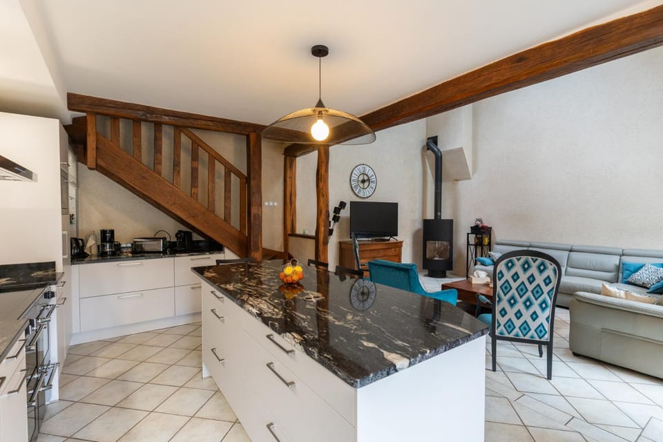 TV and multimedia, Kitchen or kitchenette, Living room, dishwasher, stove