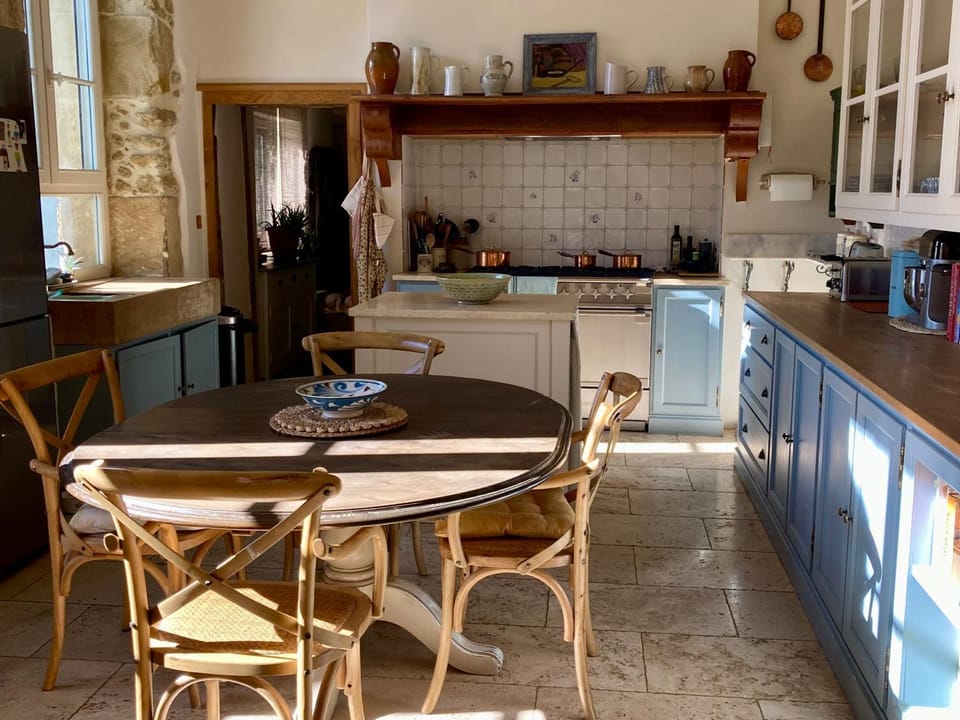 Kitchen or kitchenette, Seating area, Dining area, stove
