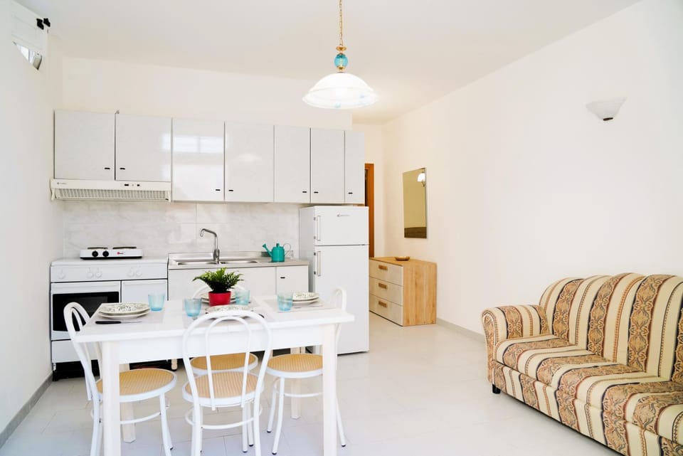 Day, Living room, Seating area, kitchen