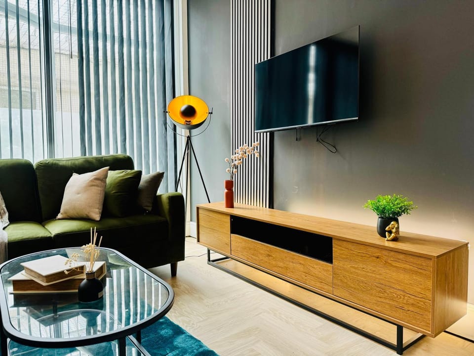 Next To Brighton Beach 3 Bedroom & 2 Bathroom Flat Sleep 12 Guests Apartment in Brighton
