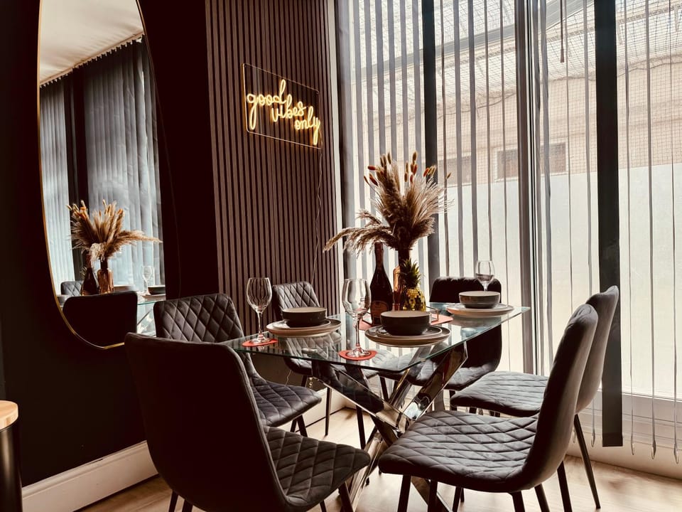 Next To Brighton Beach 3 Bedroom & 2 Bathroom Flat Sleep 12 Guests Apartment in Brighton