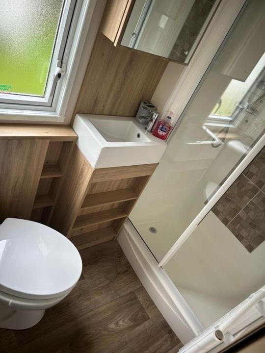 Shower, Toilet