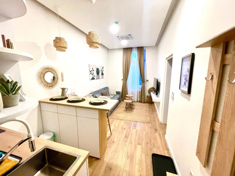 Bed, TV and multimedia, Kitchen or kitchenette, Living room, Seating area, Dining area, Bedroom, air conditioner