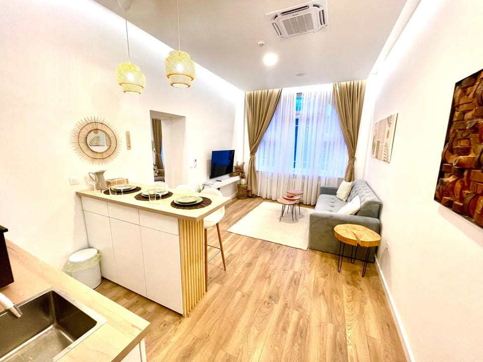 TV and multimedia, Kitchen or kitchenette, Living room, Seating area