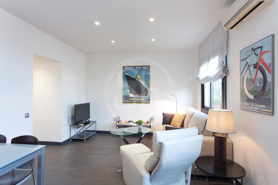 TV and multimedia, Living room, Seating area, air conditioner