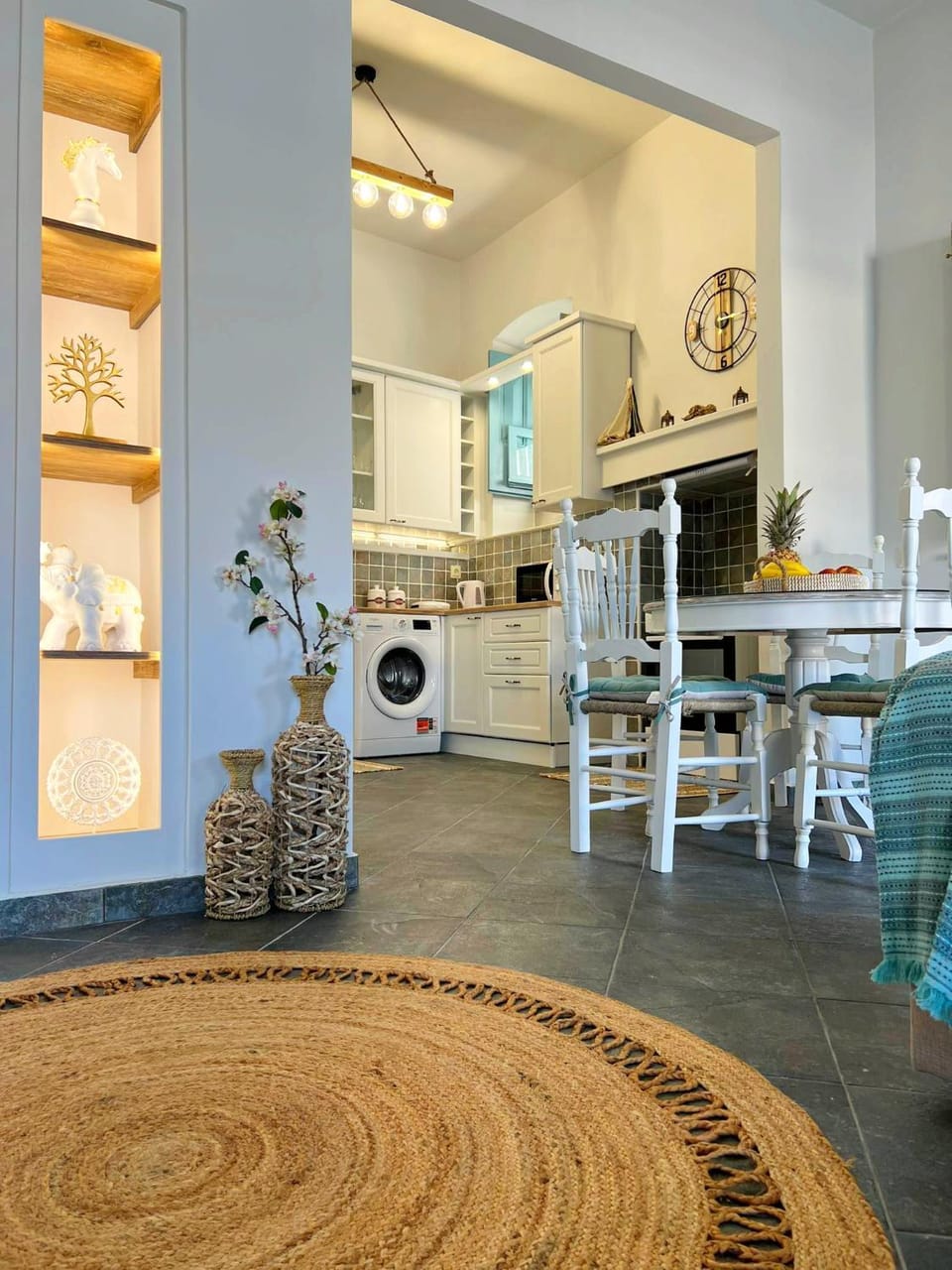 Kitchen or kitchenette, Living room, Seating area, Dining area