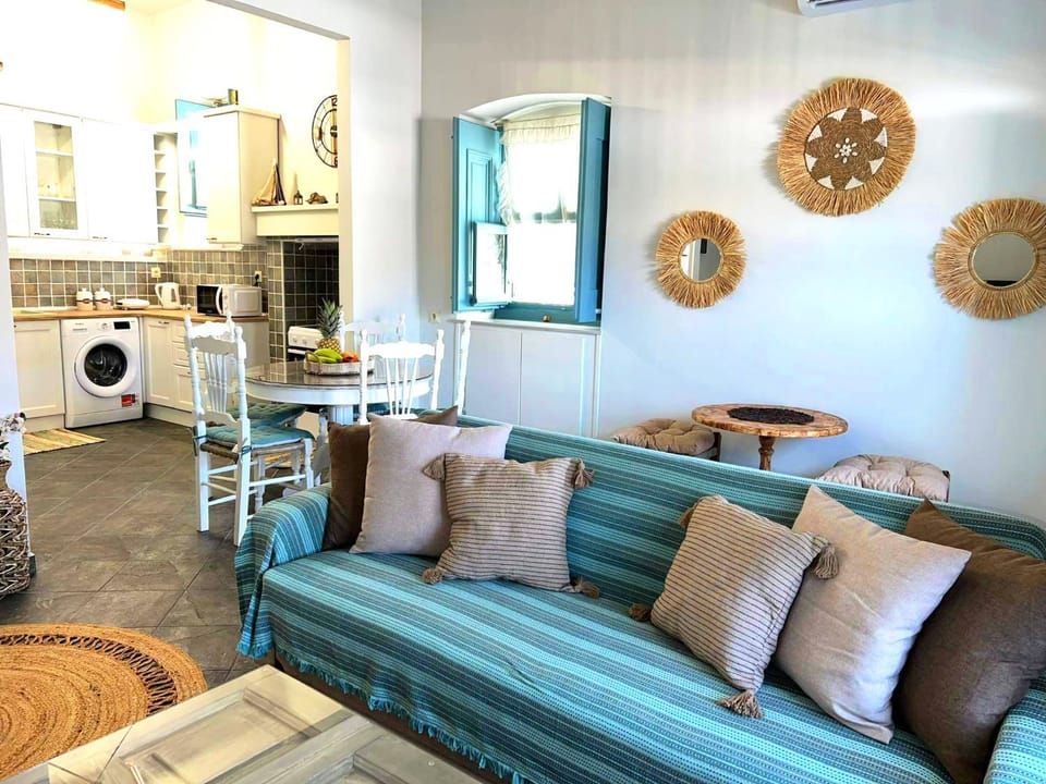 Kitchen or kitchenette, Living room, Seating area, Dining area, washing machine