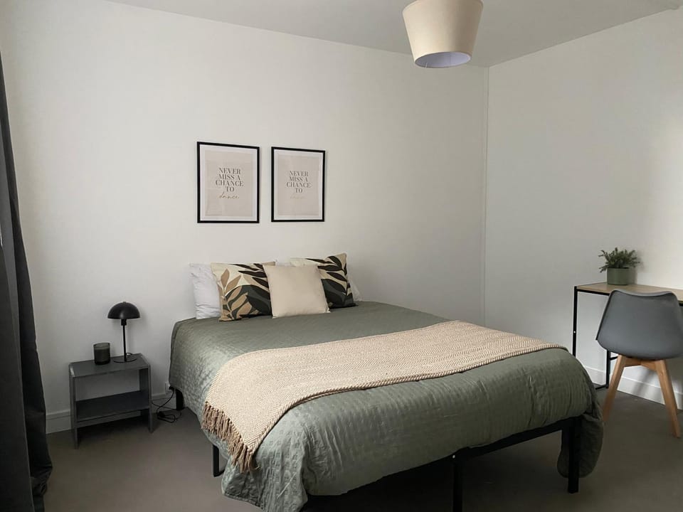 Bed, Photo of the whole room, Bedroom