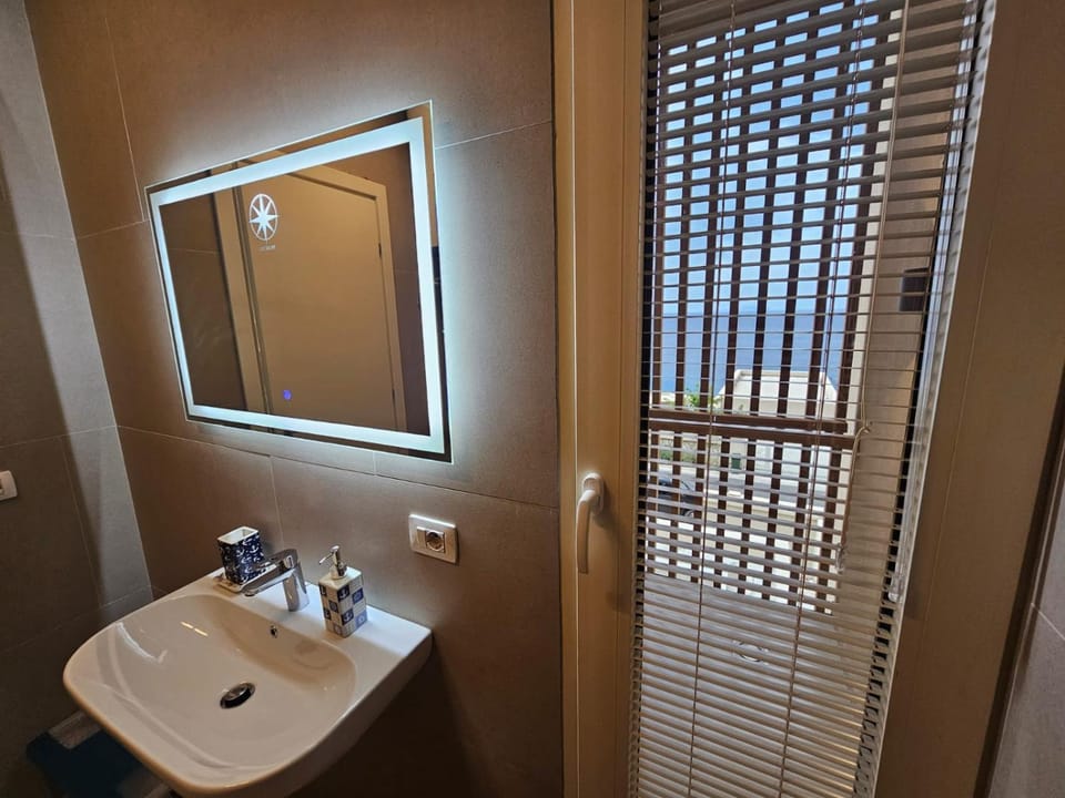 Bathroom, Sea view