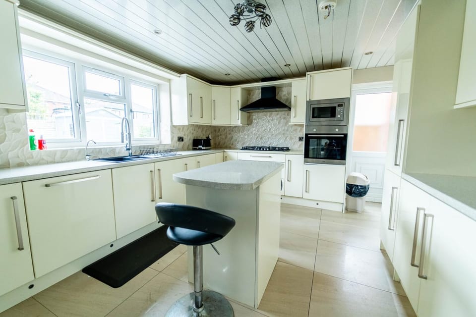 Spacious Modern 6BR Home by Hyped Properties Best for Contractors & Relocators Near Centre with Parking Apartment in Wolverhampton