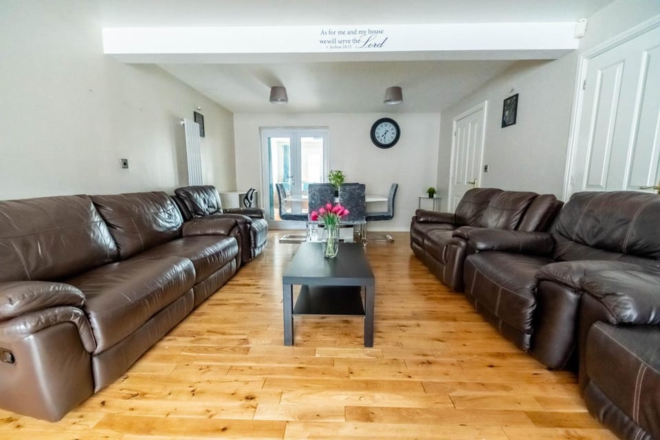 Spacious Modern 6BR Home by Hyped Properties Best for Contractors & Relocators Near Centre with Parking Apartment in Wolverhampton