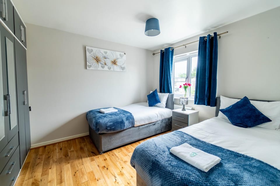 Spacious Modern 6BR Home by Hyped Properties Best for Contractors & Relocators Near Centre with Parking Apartment in Wolverhampton