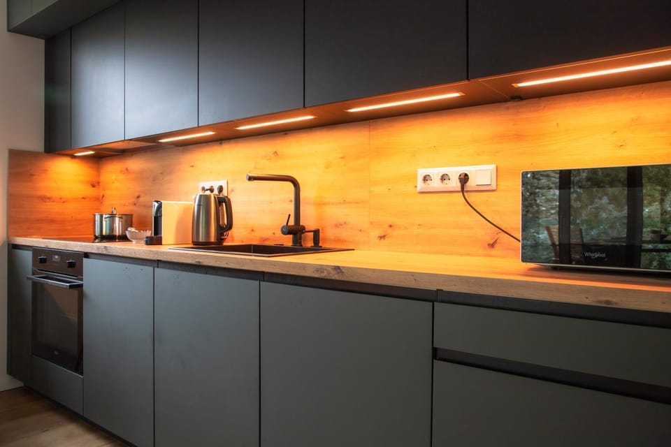Coffee/tea facilities, Kitchen or kitchenette, stove, toaster