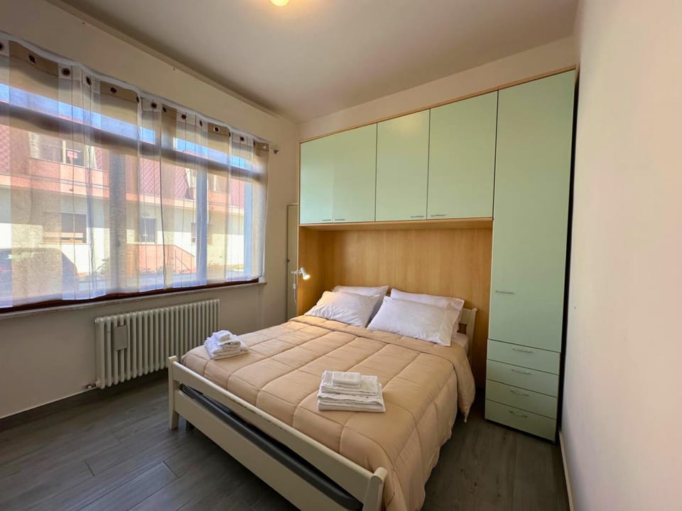 Bedroom, towels, wardrobe