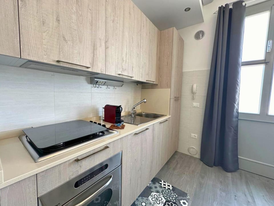 Coffee/tea facilities, Kitchen or kitchenette, oven, stove