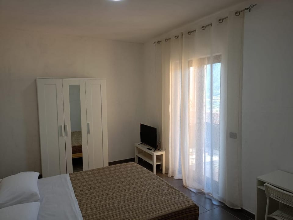 Bed, TV and multimedia, Photo of the whole room, Bedroom, wardrobe