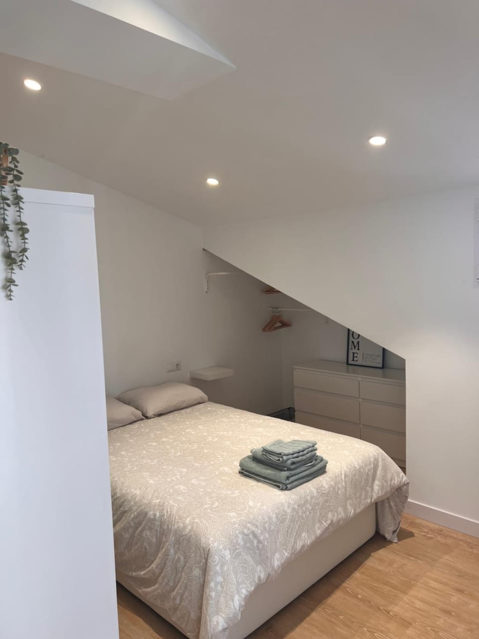 Bed, Bedroom, towels