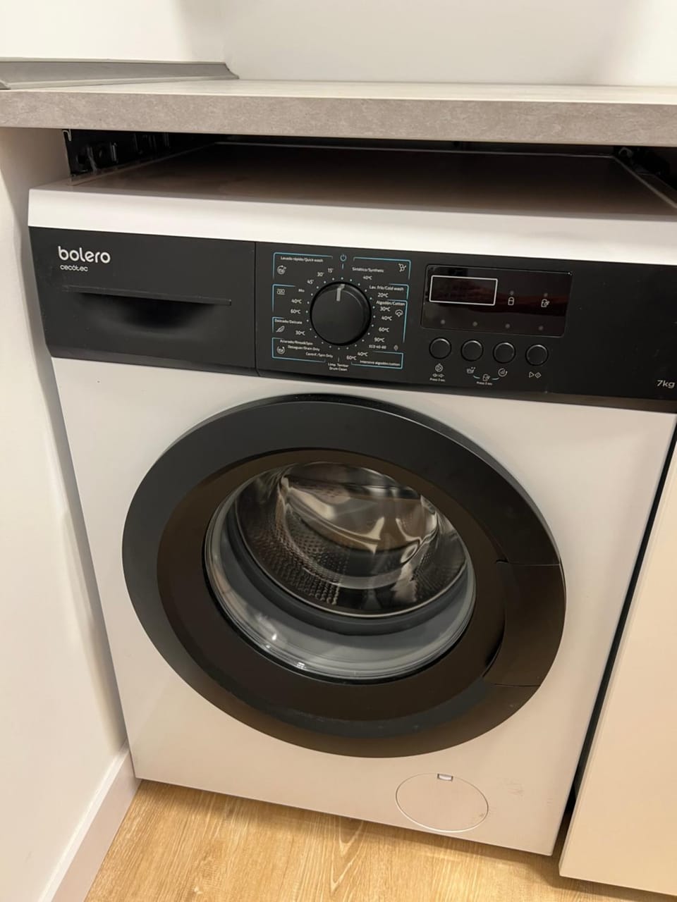 Kitchen or kitchenette, washing machine