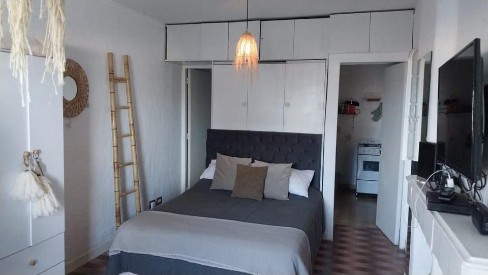 Bed, TV and multimedia, Photo of the whole room
