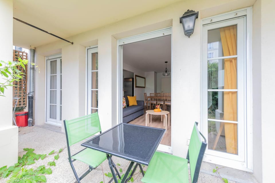 Patio, Day, Living room, Dining area