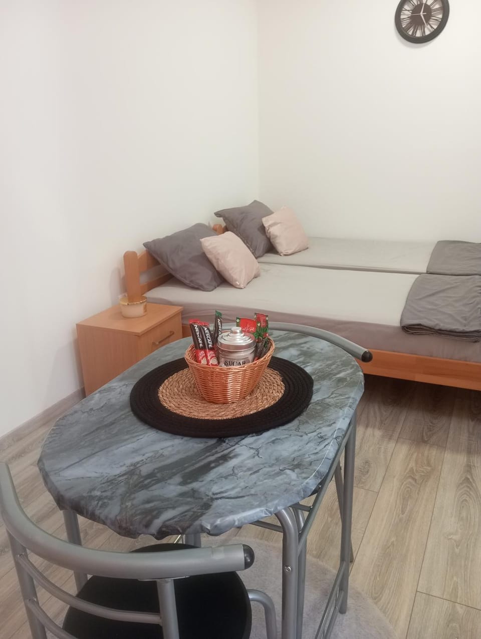 Bed, Photo of the whole room, Seating area