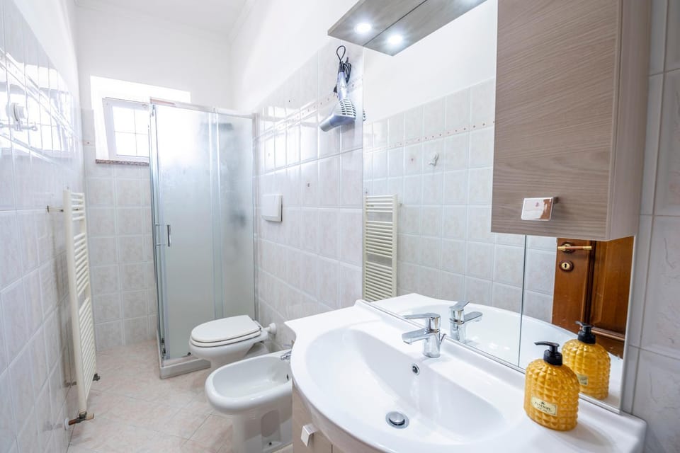 Shower, Toilet, Bathroom, bidet, towels