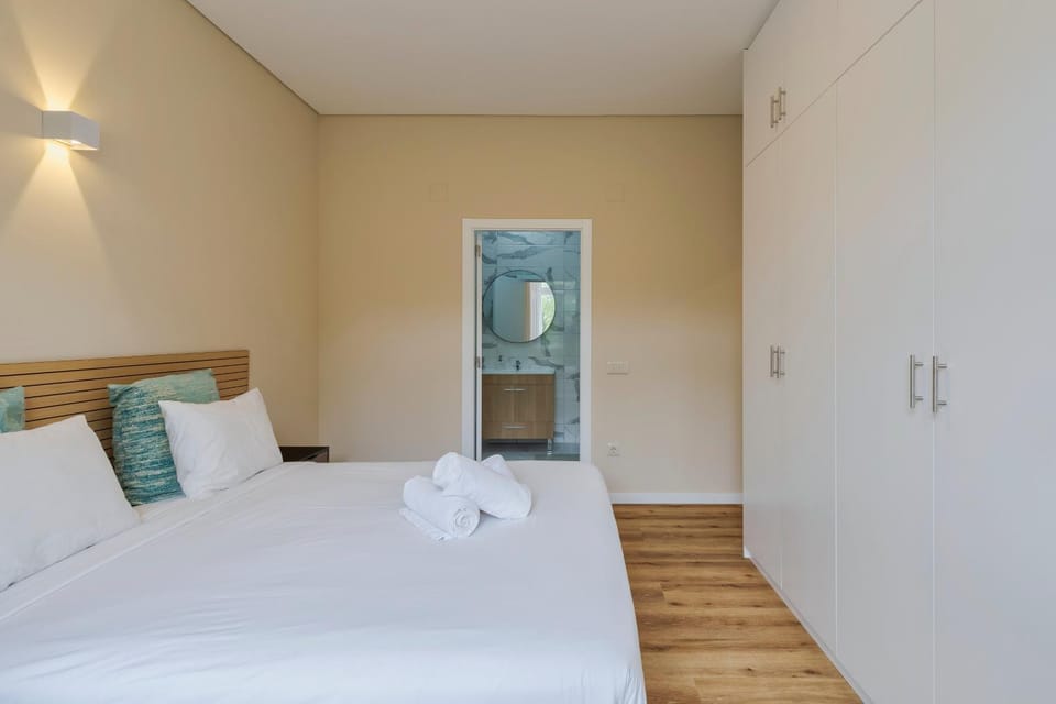 Bed, Bathroom, Photo of the whole room, Decorative detail, Bedroom, towels, wardrobe
