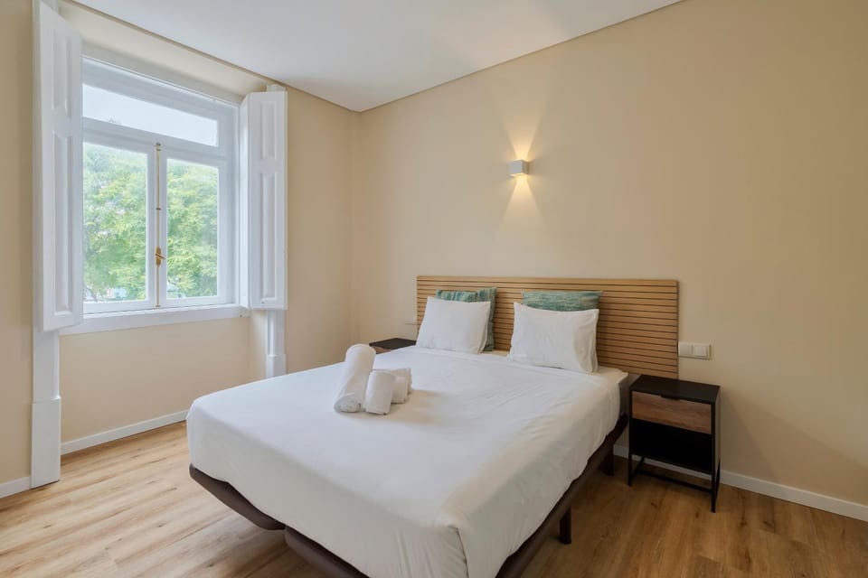 Bed, Photo of the whole room, Decorative detail, Bedroom, towels