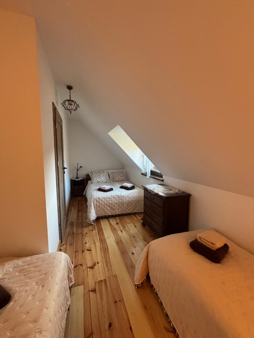 Bed, Photo of the whole room, Seating area, Bedroom