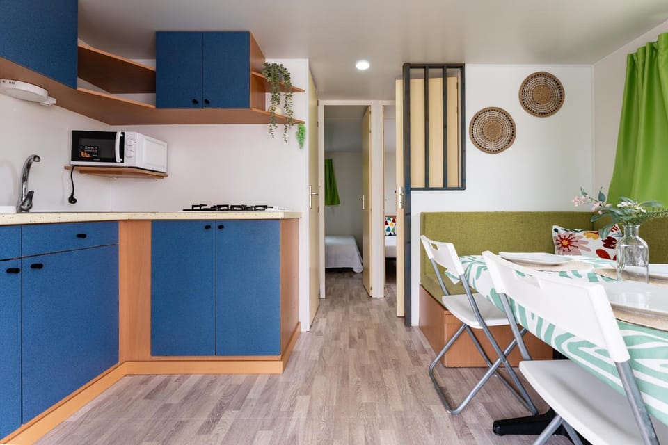 Property building, Kitchen or kitchenette, Living room